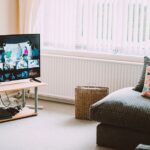 Stijlvol tv-meubel van 230 cm met grote televisie in moderne woonkamer.