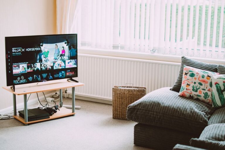 Stijlvol tv-meubel van 230 cm met grote televisie in moderne woonkamer.